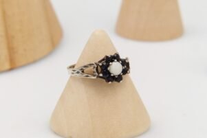 Vintage-white-gold-Opal-Sapphire-RIng-1981-Hallmark 5