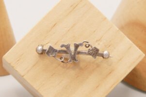 Georgian Silver Floral Bar Brooch V Initial Hallmark 1917 1