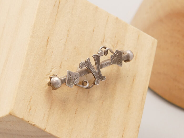 Georgian Silver Floral Bar Brooch V Initial Hallmark 1917 6