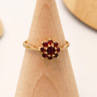 9ct Gold Daisy Flower Ring Red Garnet London 1978 1