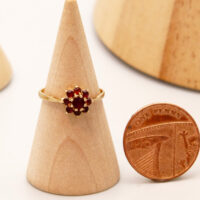 9ct Gold Daisy Flower Ring Red Garnet London 1978 2