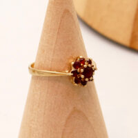 9ct Gold Daisy Flower Ring Red Garnet London 1978 6