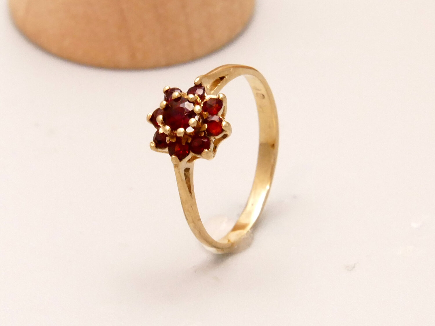 9ct Gold Daisy Flower Ring Red Garnet London 1978 8