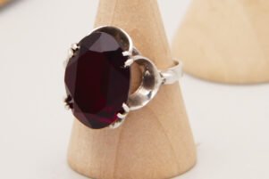 Vintage Red Pyrope Garnet Cocktail Ring in Sterling Silver 1976 3