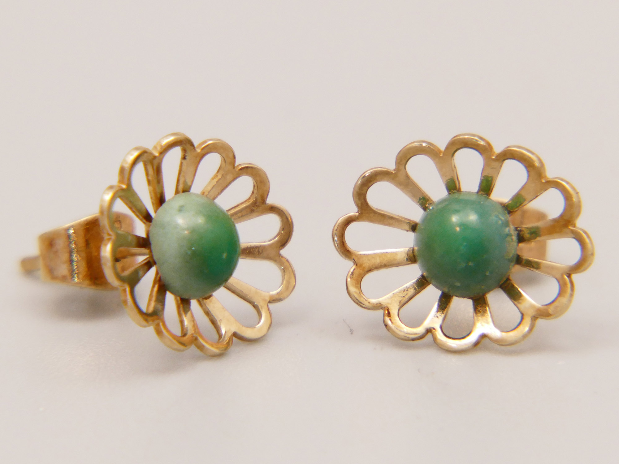 Green Jade Flower Stud Earrings in 9ct Yellow Gold Hallmarked 1968 Payton & Pepper 8