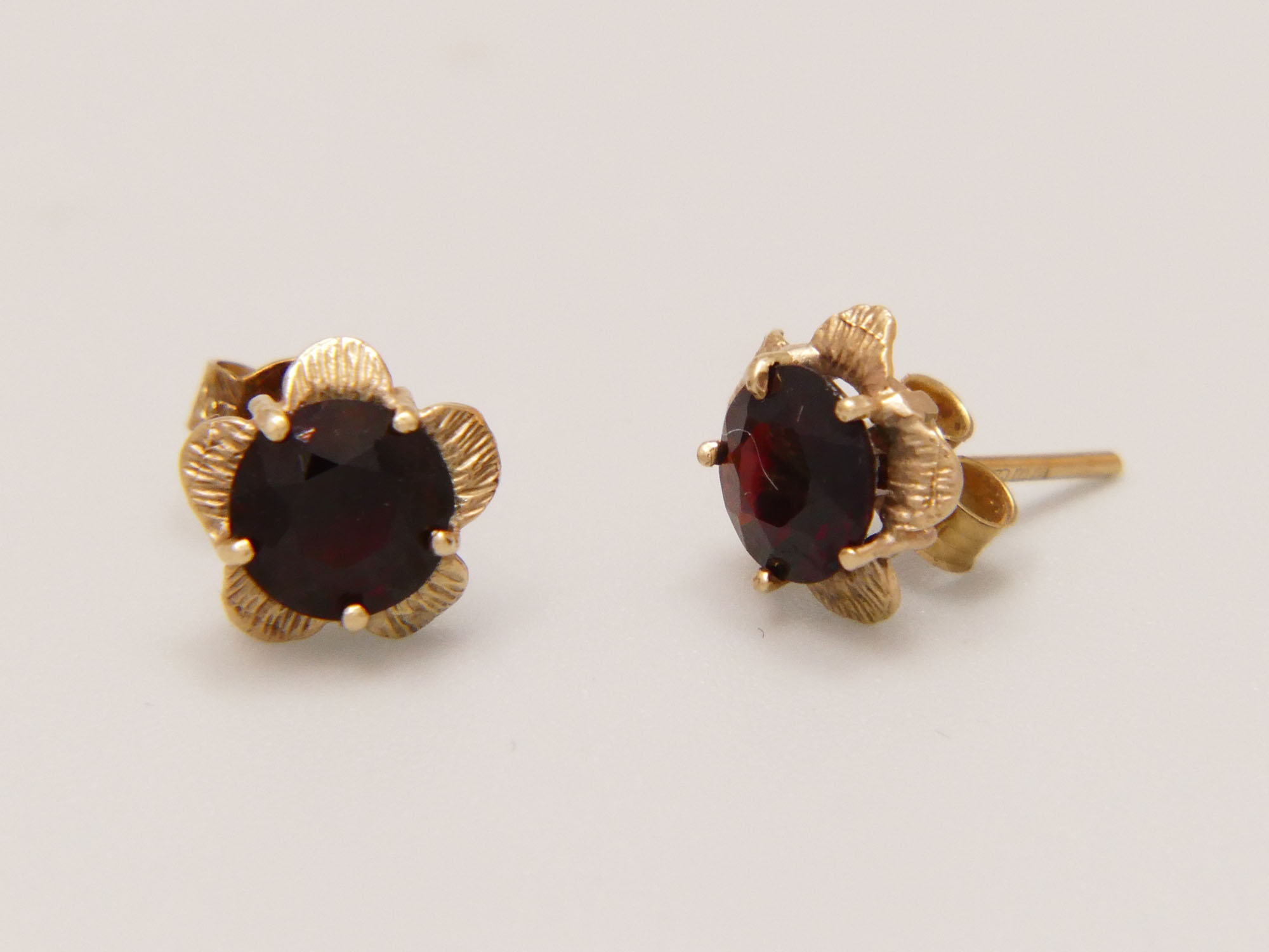 Vintage Red Garnet Flower Stud Earrings in 9ct Yellow Gold 1977 6