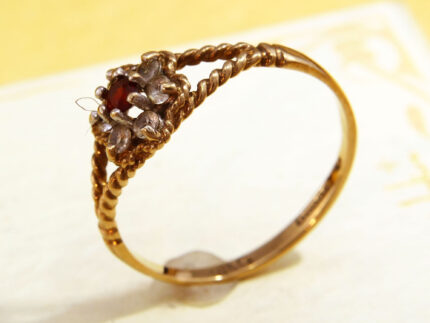 Garnet white Sapphire Daisy RingGold 1980 Diamond Alt 2