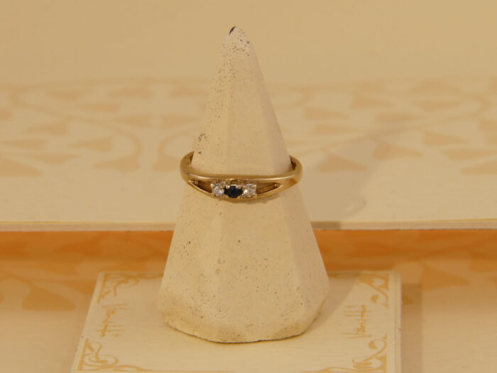 P1290042Vintage Blue Sapphire Diamond Three Stone 9ct Yellow Gold 1981 5