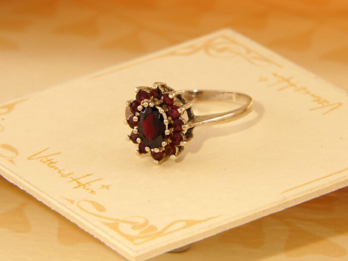 Vintage Red Garnet Daisy Ring in Sterling Silver Hallmarked 1979 4