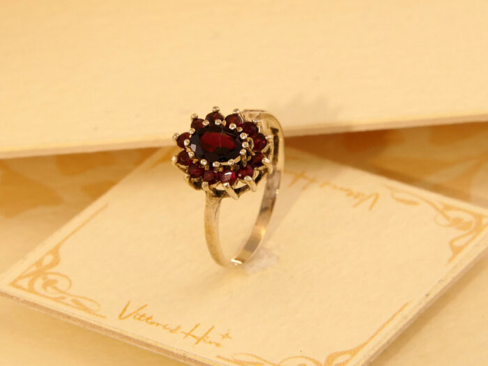 Vintage Red Garnet Daisy Ring in Sterling Silver Hallmarked 1979 8
