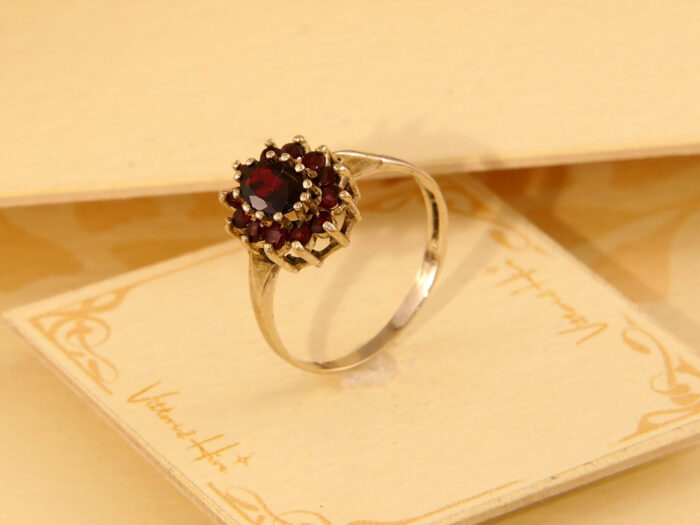 Vintage Red Garnet Daisy Ring in Sterling Silver Hallmarked 1979 9