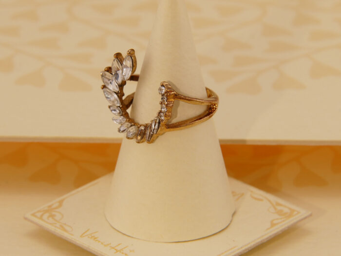 Vintage Gold Coloured Crystal Laurel Travel Ring 1970s 4