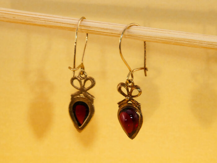 Teardrop Cabochon Red Garnet 9k Yellow Gold Drop Earrings Hallmark 1984 9