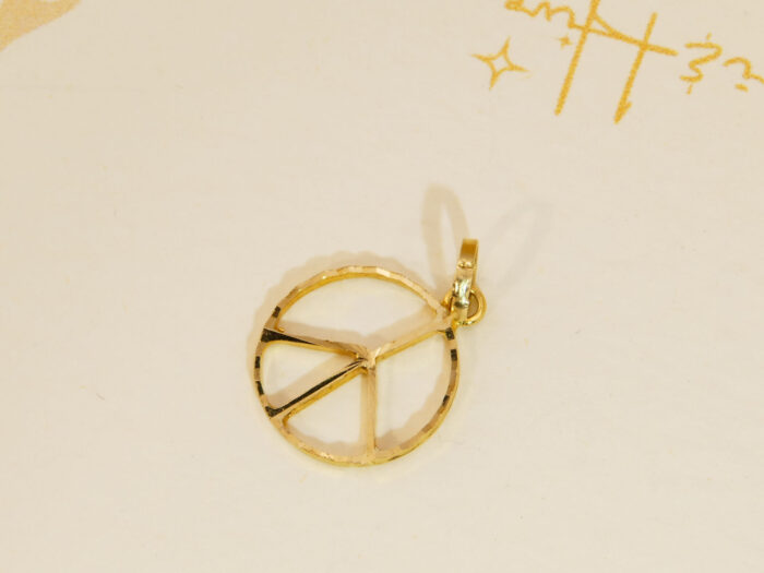 Vintage 18ct Gold Peace Sign Pendant CND 2