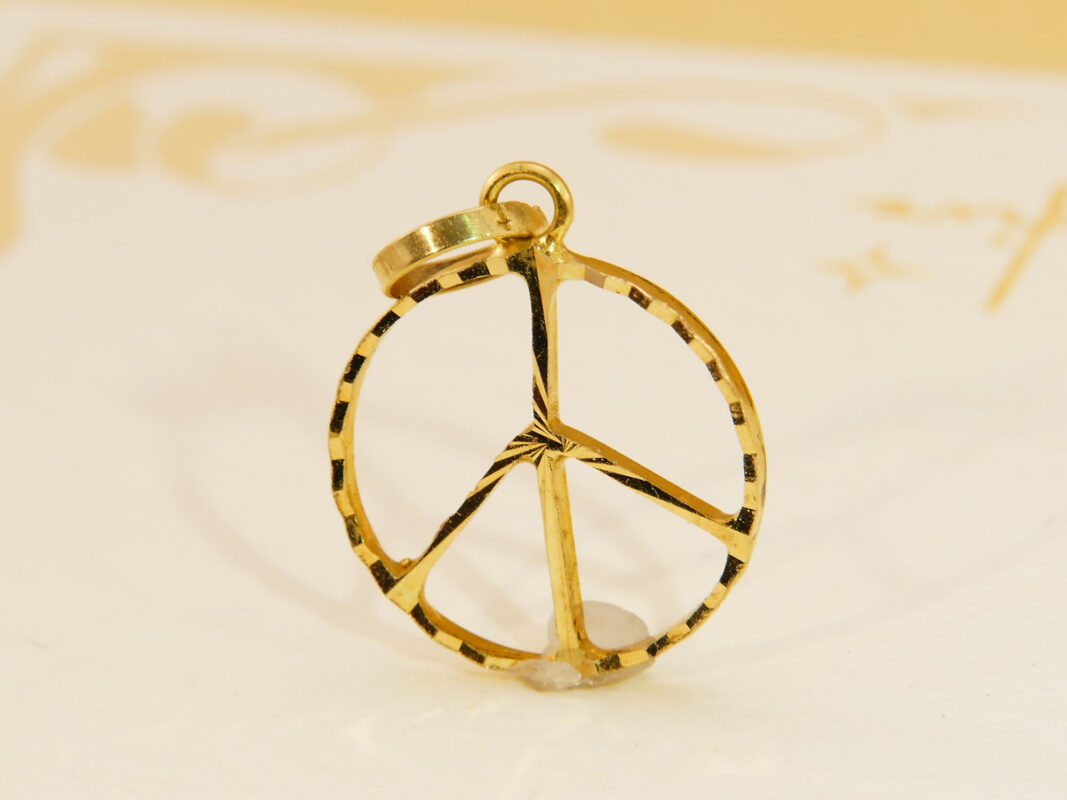 Vintage 18ct Gold Peace Sign Pendant CND 4