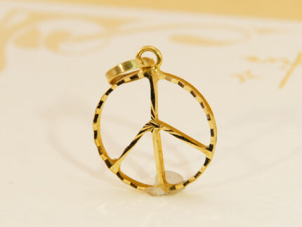 Vintage 18ct Gold Peace Sign Pendant CND 4