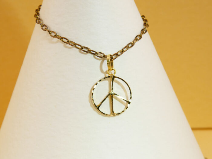 Vintage 18ct Gold Peace Sign Pendant CND 5