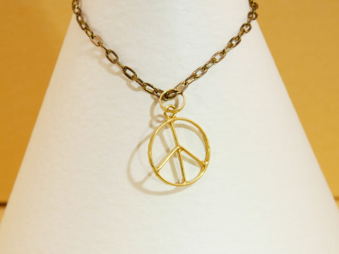 Vintage 18ct Gold Peace Sign Pendant CND 7