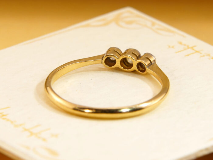 Vintage 18ct Yellow Gold Diamond Trilogy Ring 6