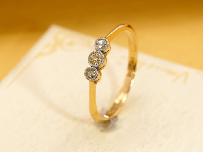 Vintage 18ct Yellow Gold Diamond Trilogy Ring 8
