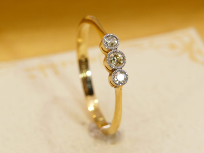 Vintage 18ct Yellow Gold Diamond Trilogy Ring 9