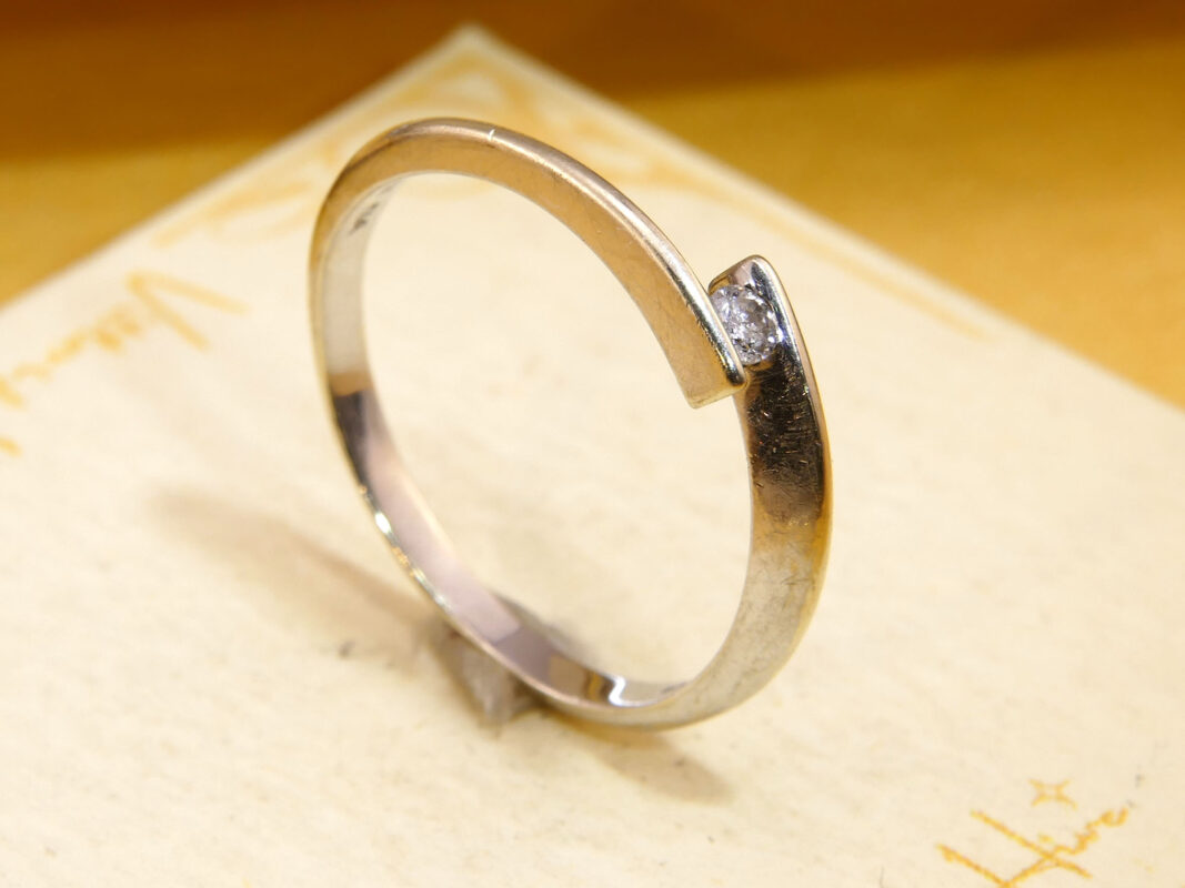 Vintage 9ct White Gold Diamond Solitaire Ring, Crossover Style 10