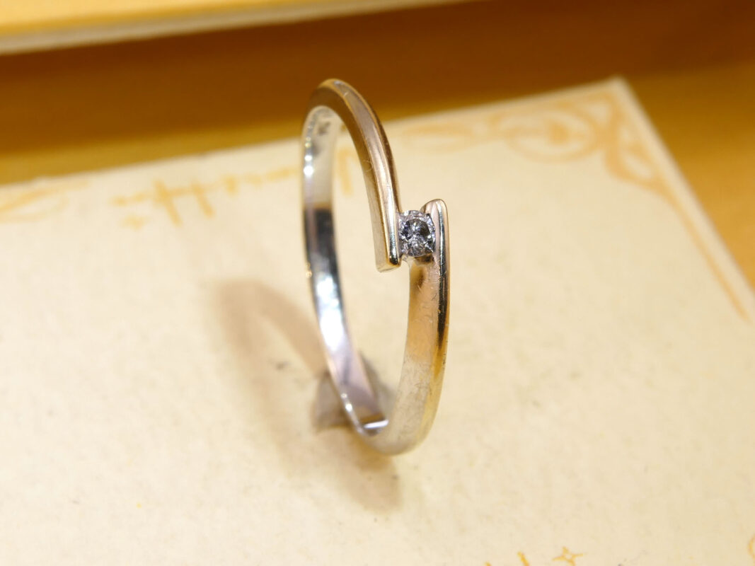 Vintage 9ct White Gold Diamond Solitaire Ring, Crossover Style 9