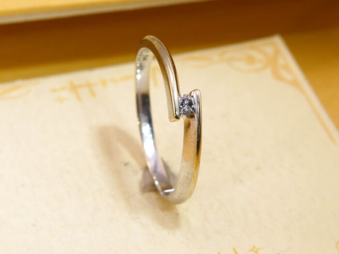 Vintage 9ct White Gold Diamond Solitaire Ring, Crossover Style 9