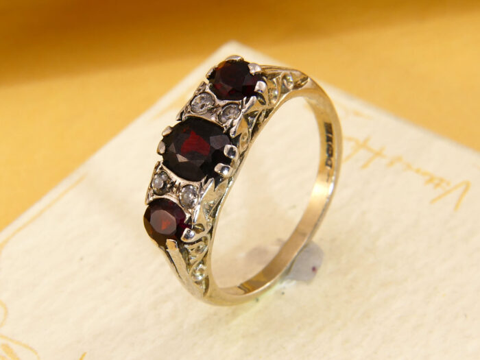 VIntage 3 Stone Trilogy Red Garnet Gold Ring Hallmarked 1986 1