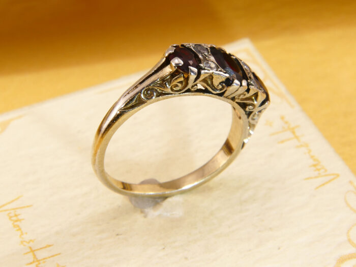 VIntage 3 Stone Trilogy Red Garnet Gold Ring Hallmarked 1986 4