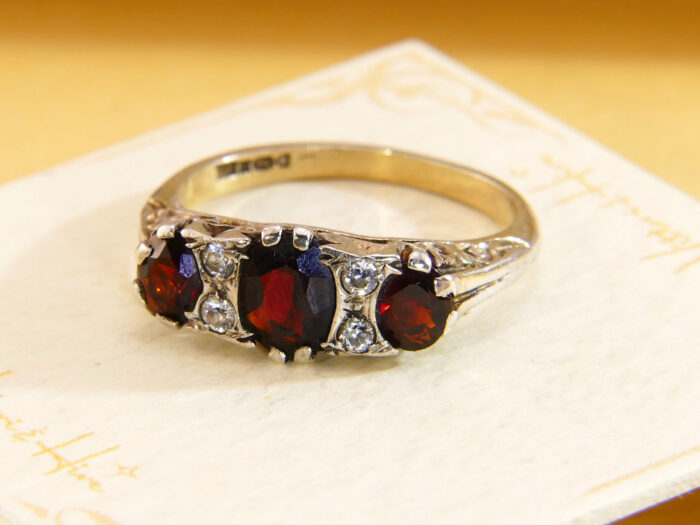 VIntage 3 Stone Trilogy Red Garnet Gold Ring Hallmarked 1986 6 VIntage 3 Stone Trilogy Red Garnet Gold Ring Hallmarked 1986 6