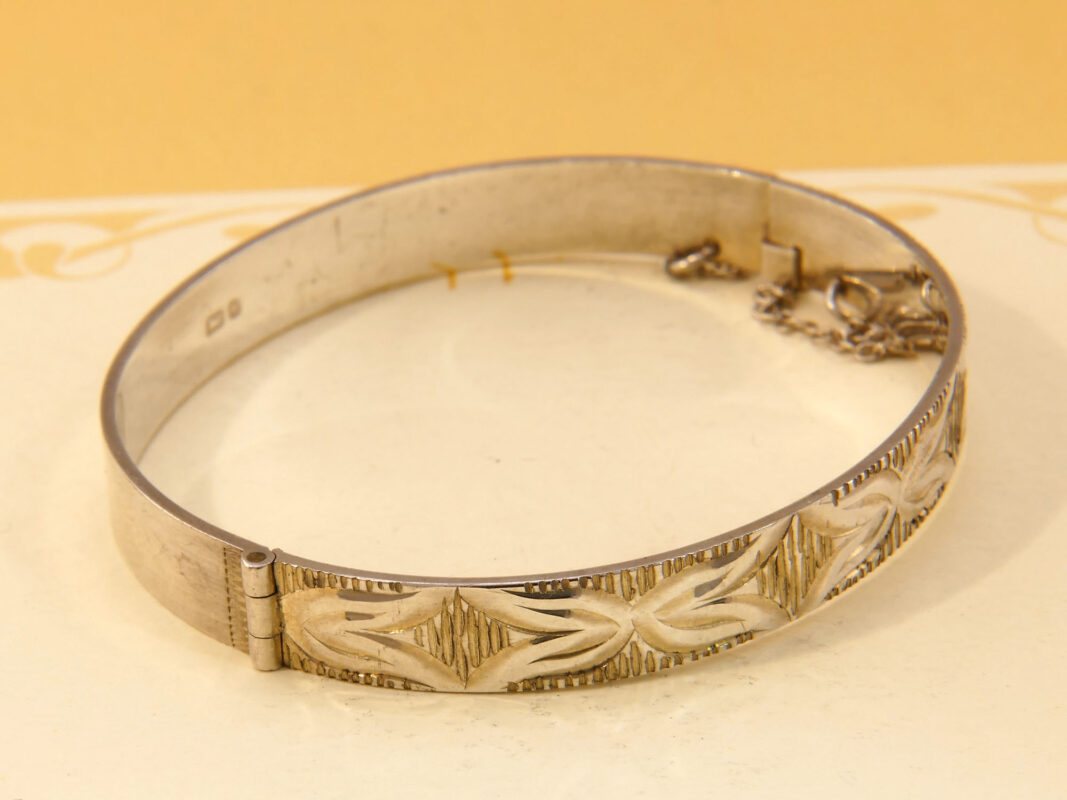 Vintage Silver Etched Hinged Bangle 1976 Diamond Cut Engraved Bracelet 2
