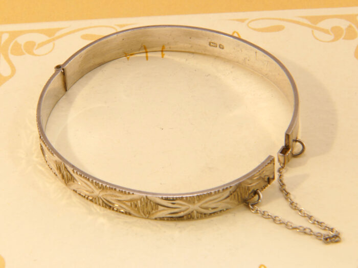Vintage Silver Etched Hinged Bangle 1976 Diamond Cut Engraved Bracelet 7