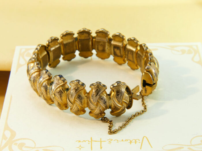 Victorian Pinchbeck Hinged Ribbon Bangle with Safety Chain c.1870s 6