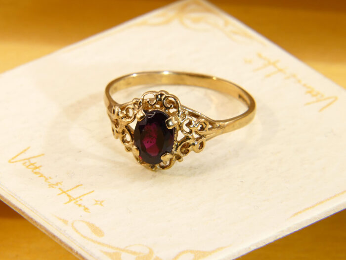 Vintage 9ct Yellow Gold Rhodolite Garnet Ring with Oval Cut Stone 1