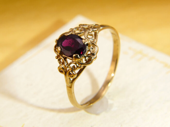 Vintage 9ct Yellow Gold Rhodolite Garnet Ring with Oval Cut Stone 10 Vintage 9ct Yellow Gold Rhodolite Garnet Ring with Oval Cut Stone 10