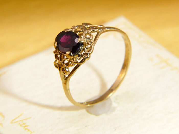 Vintage 9ct Yellow Gold Rhodolite Garnet Ring with Oval Cut Stone 11
