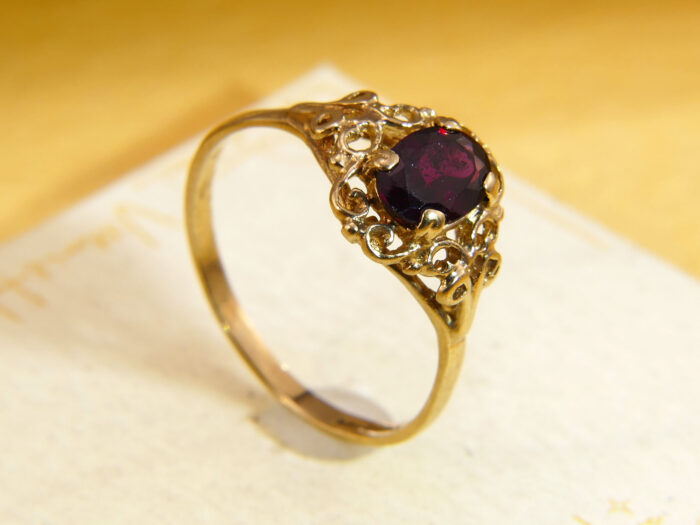 Vintage 9ct Yellow Gold Rhodolite Garnet Ring with Oval Cut Stone 8