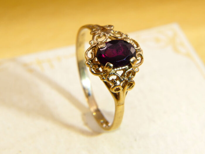 Vintage 9ct Yellow Gold Rhodolite Garnet Ring with Oval Cut Stone 9